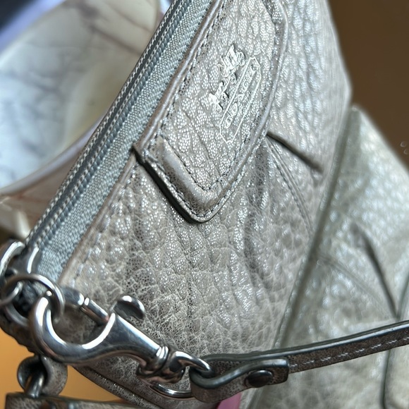 RARE Coach Madison Embossed Gunmetal Metallic Leather Wristlet Shimmer Top Zip - Picture 4 of 8